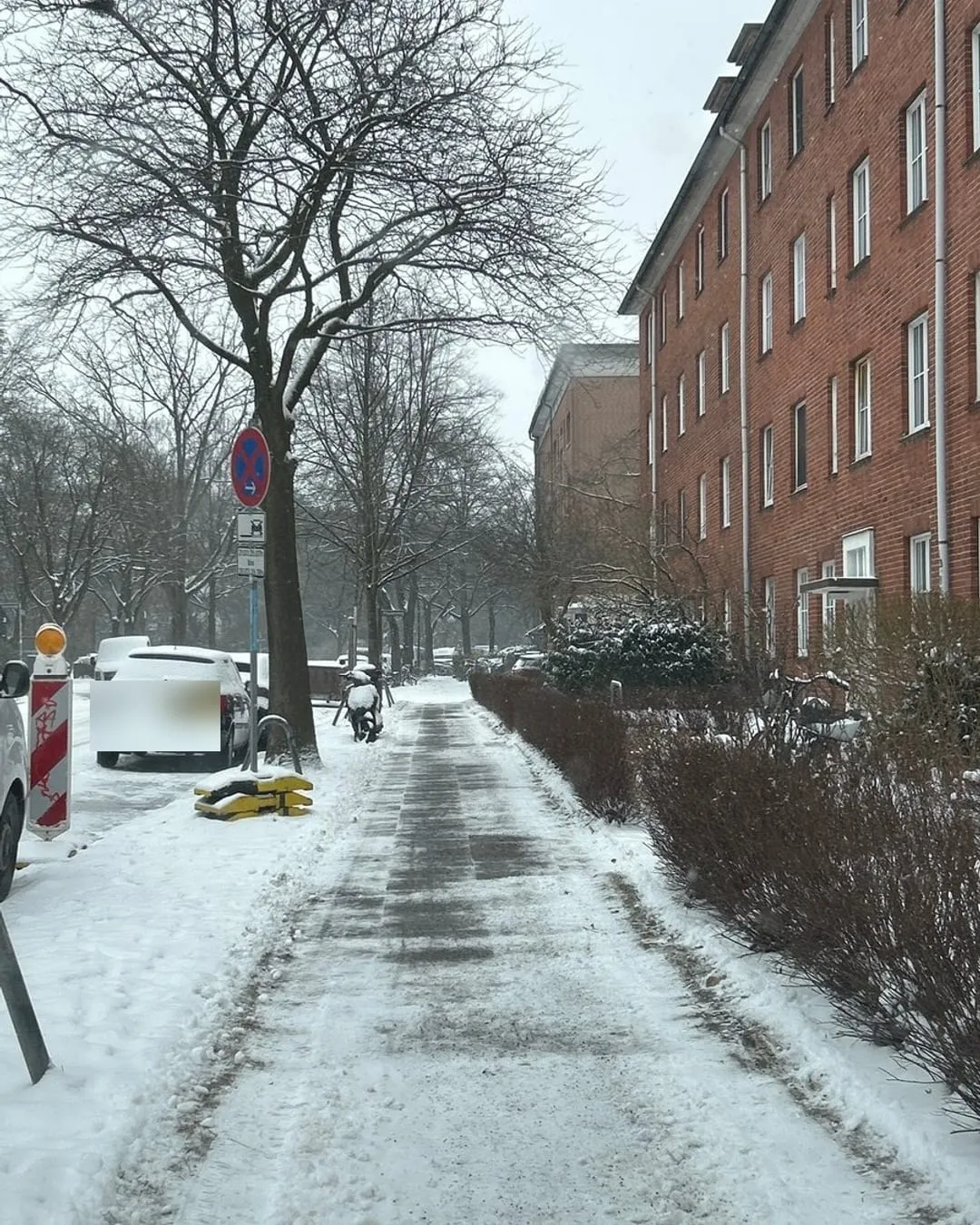 Derselbe Gehweg nach dem Einsatz: geräumte und gestreute Spur.