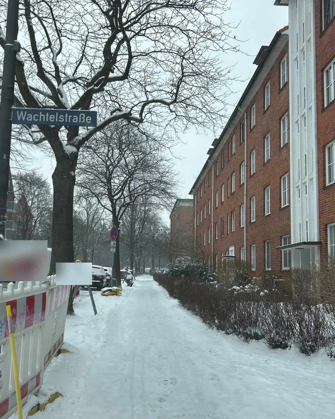 Verschneiter Gehweg in Hamburg vor dem Winterdienst-Einsatz.